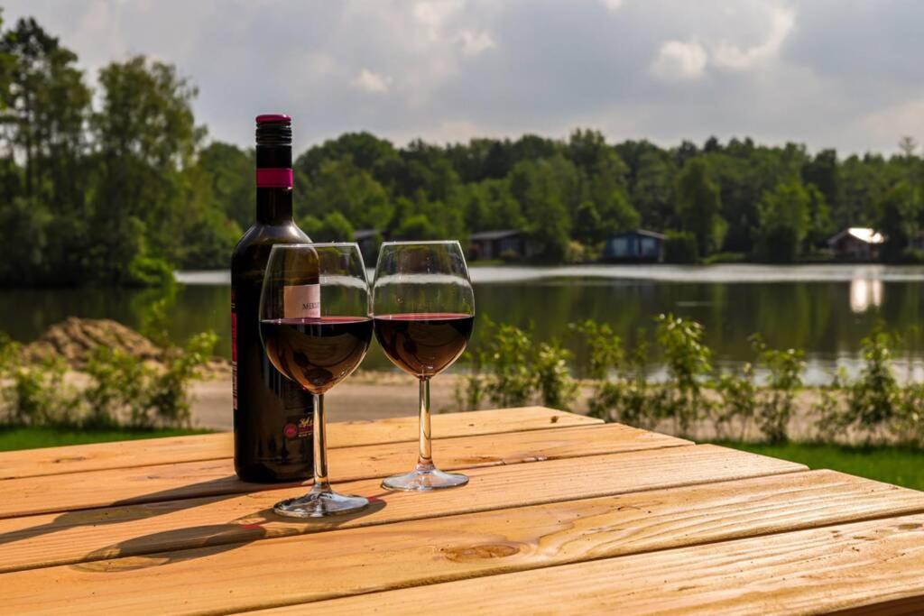Luxe Chalet In Oosterwolde In Friesland, Op Rustig Park Met Uitzicht Op Meer En Strandje Ngoại thất bức ảnh