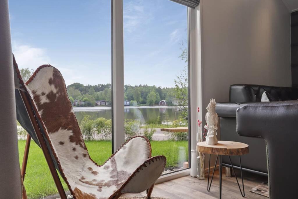 Luxe Chalet In Oosterwolde In Friesland, Op Rustig Park Met Uitzicht Op Meer En Strandje Ngoại thất bức ảnh