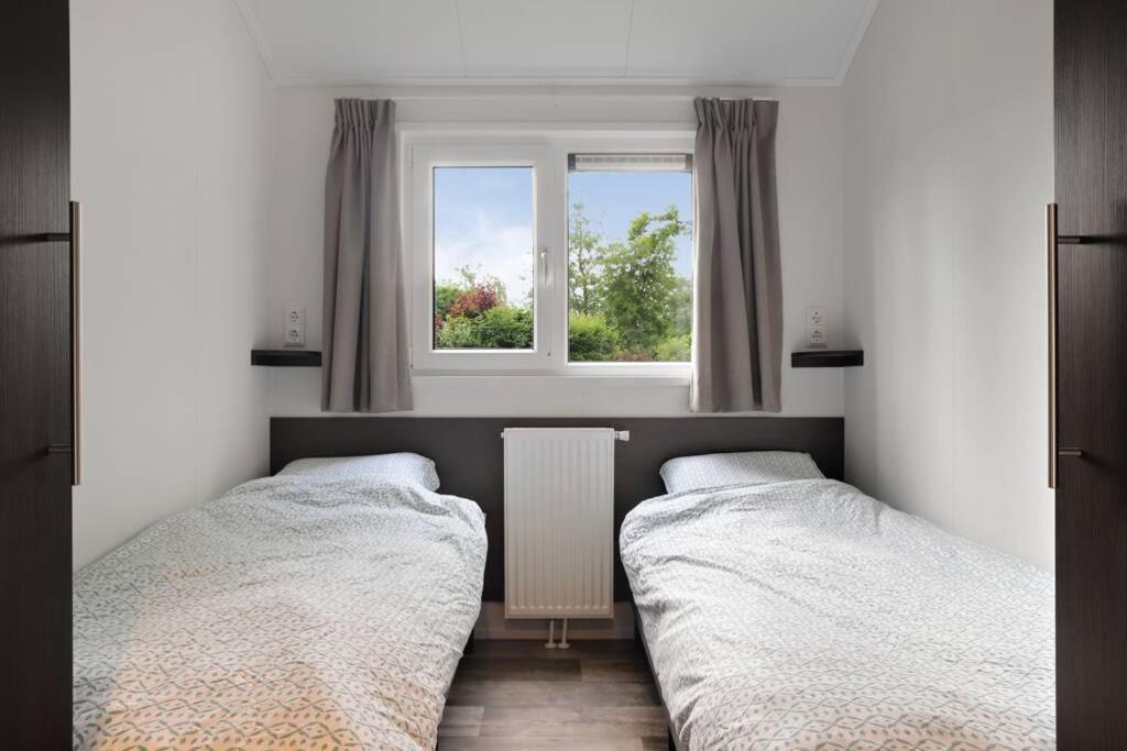 Luxe Chalet In Oosterwolde In Friesland, Op Rustig Park Met Uitzicht Op Meer En Strandje Ngoại thất bức ảnh