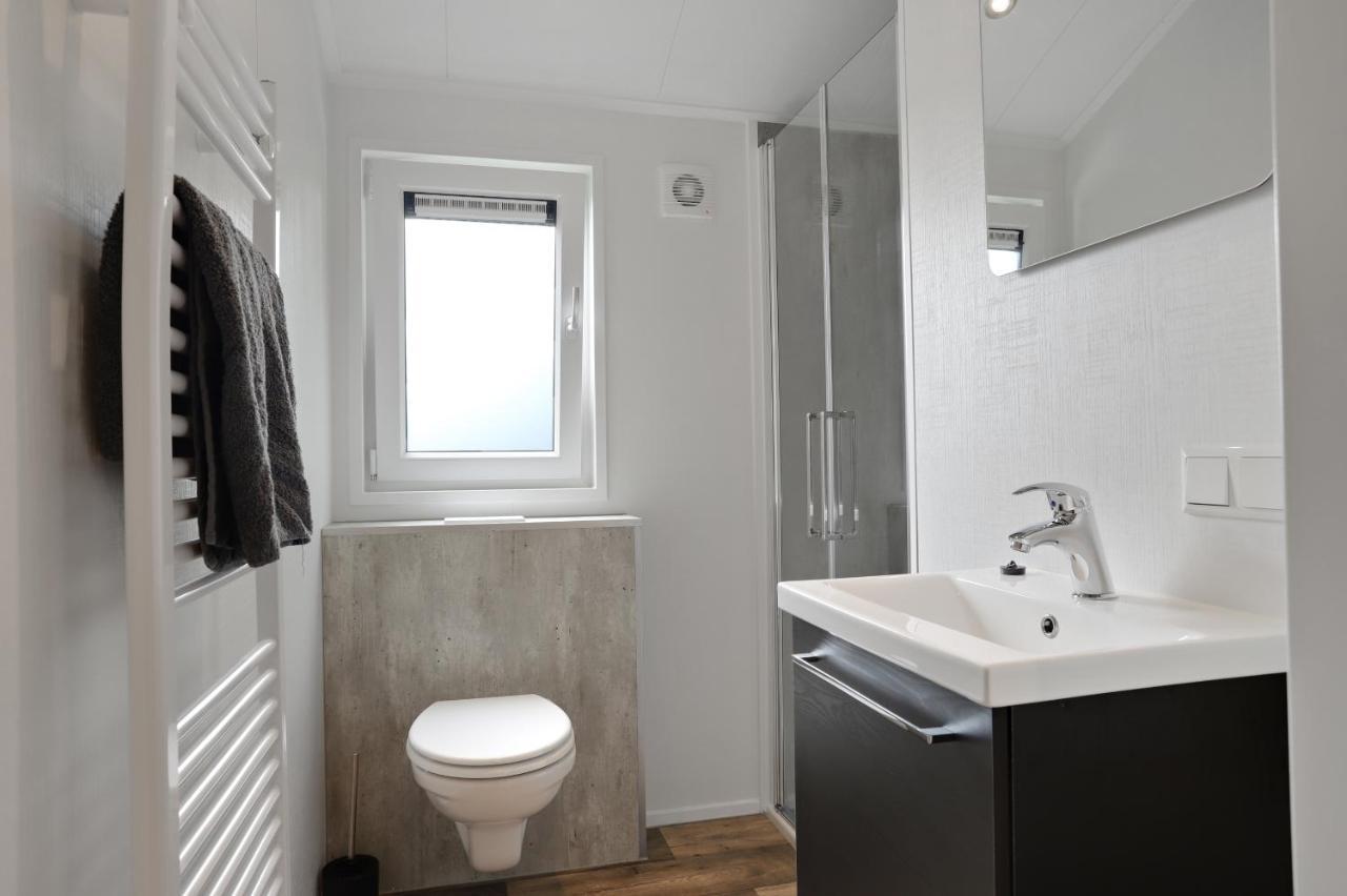 Luxe Chalet In Oosterwolde In Friesland, Op Rustig Park Met Uitzicht Op Meer En Strandje Ngoại thất bức ảnh