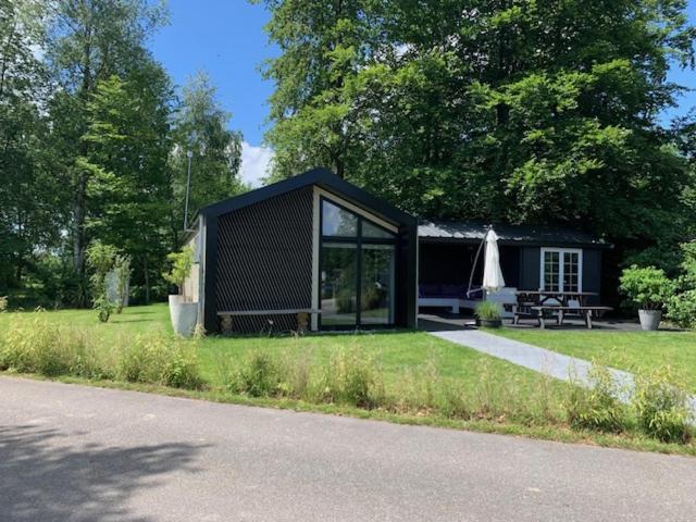 Luxe Chalet In Oosterwolde In Friesland, Op Rustig Park Met Uitzicht Op Meer En Strandje Ngoại thất bức ảnh